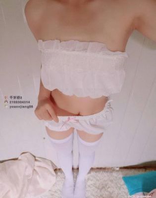 抱着娇妻被粗大陌生人玩3p